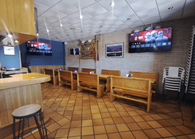 Zona de mesas con pantallas de television de The Waterboy Sports Bar Madrid